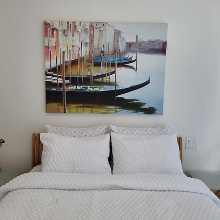 Your Perfect Escape - Modern Landmark Condo In Downtown Calgary - Free Parking- Premium Location Buitenkant foto