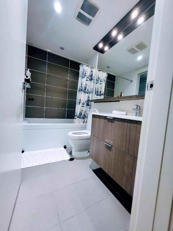 Your Perfect Escape - Modern Landmark Condo In Downtown Calgary - Free Parking- Premium Location Buitenkant foto