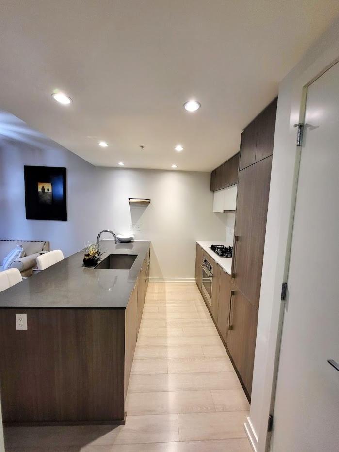 Your Perfect Escape - Modern Landmark Condo In Downtown Calgary - Free Parking- Premium Location Buitenkant foto