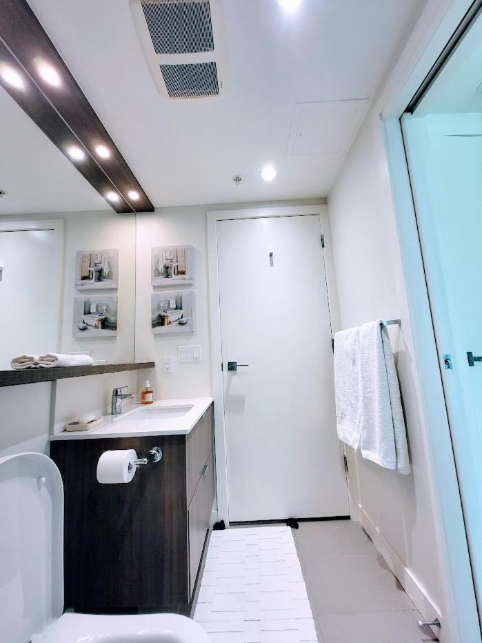 Your Perfect Escape - Modern Landmark Condo In Downtown Calgary - Free Parking- Premium Location Buitenkant foto