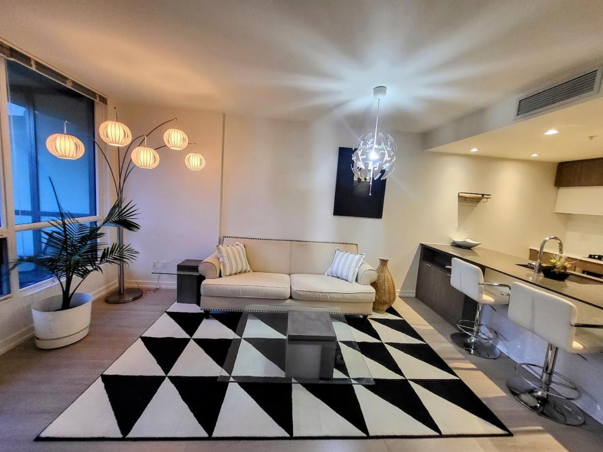 Your Perfect Escape - Modern Landmark Condo In Downtown Calgary - Free Parking- Premium Location Buitenkant foto