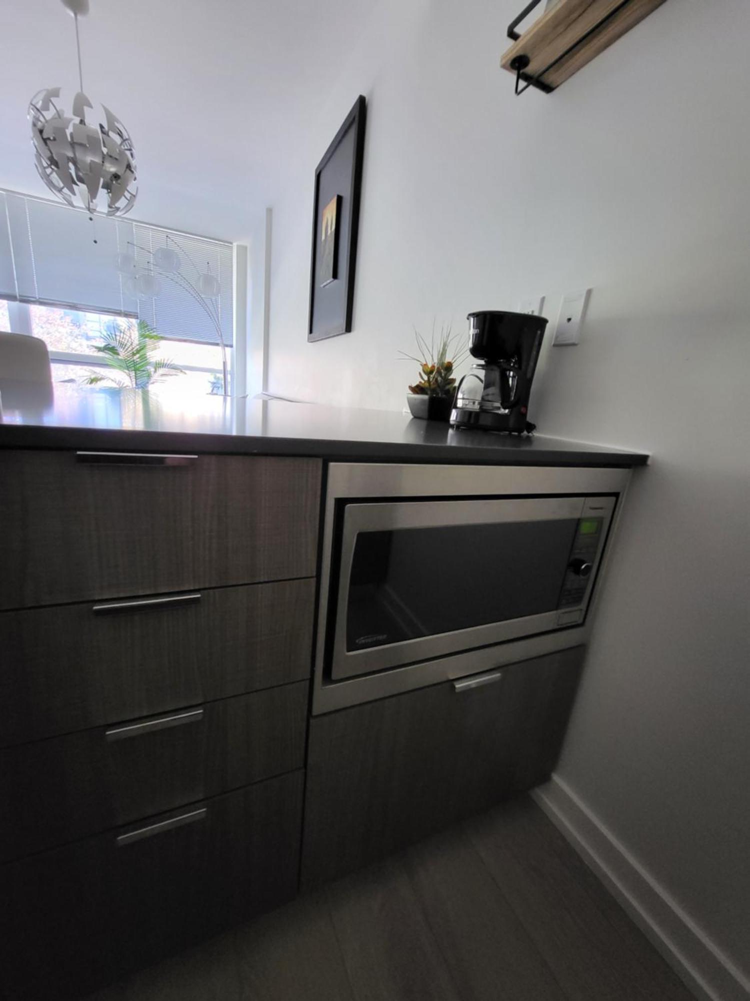 Your Perfect Escape - Modern Landmark Condo In Downtown Calgary - Free Parking- Premium Location Buitenkant foto